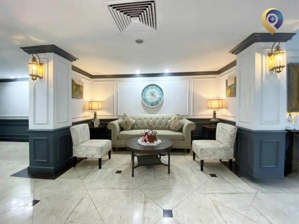 Khu vực ghế chờ tại sảnh tầng 1 tòa nhà Imperial Suites.